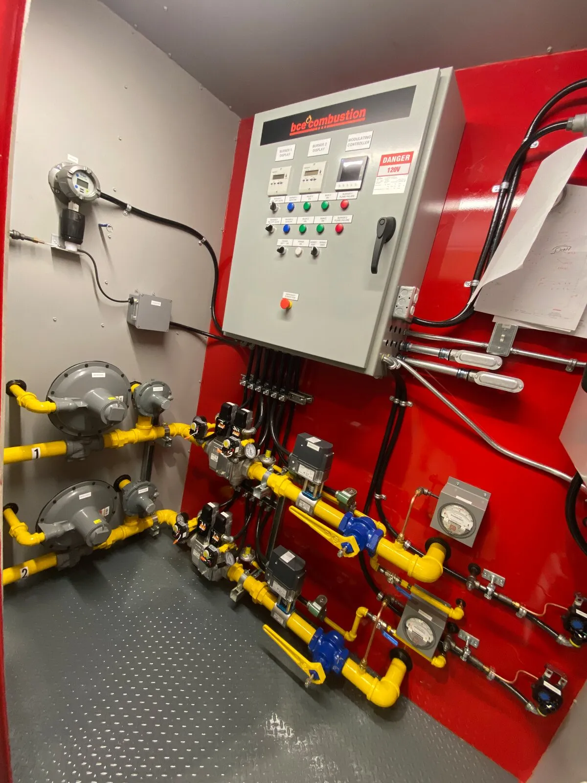 Panneau de gestion de brûleur BCE Combustion et train de gaz dans un module de chauffage