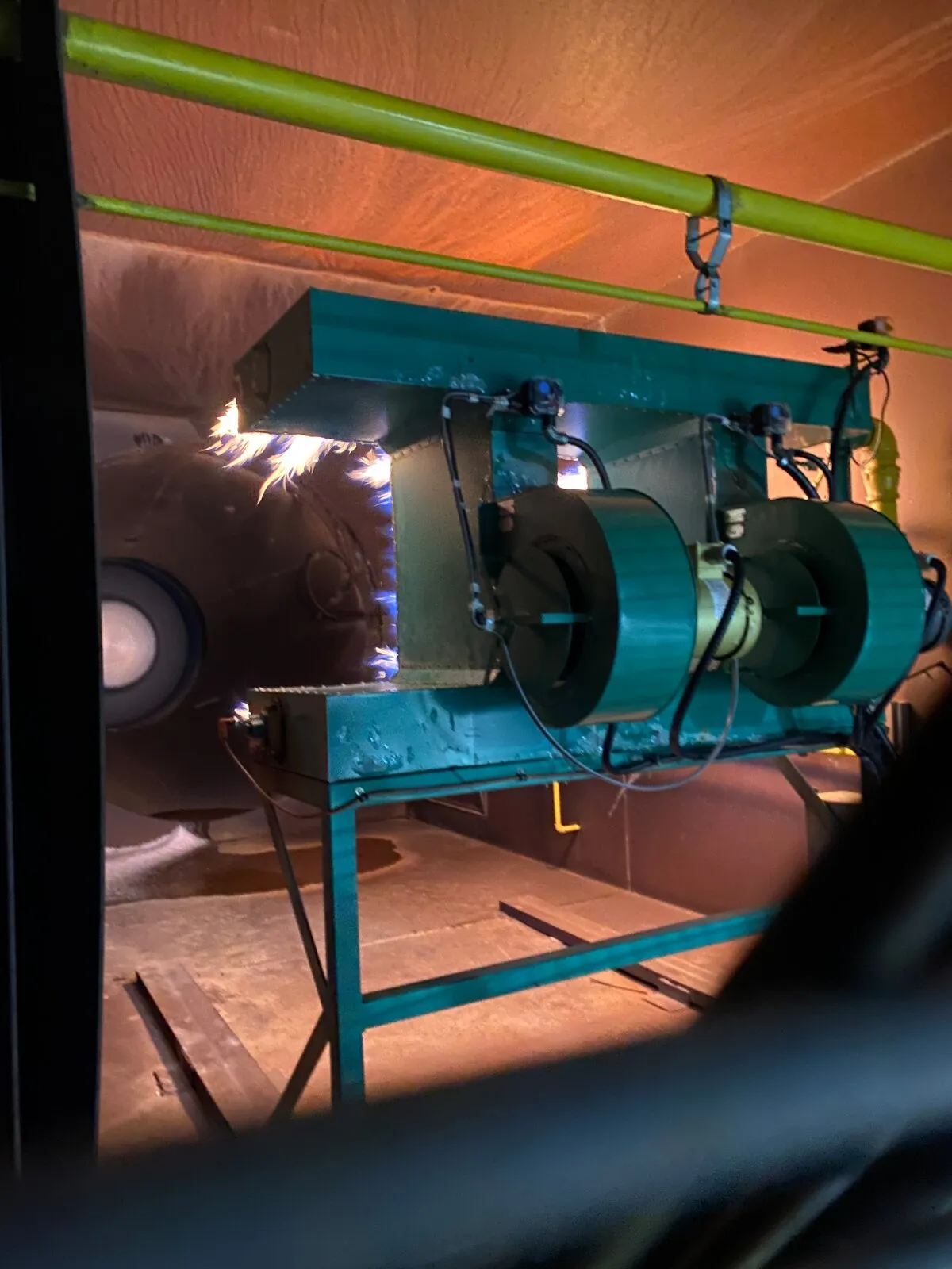 Brûleur modernisé en feu dans une cuve de procédé après une conversion du propane au gaz naturel