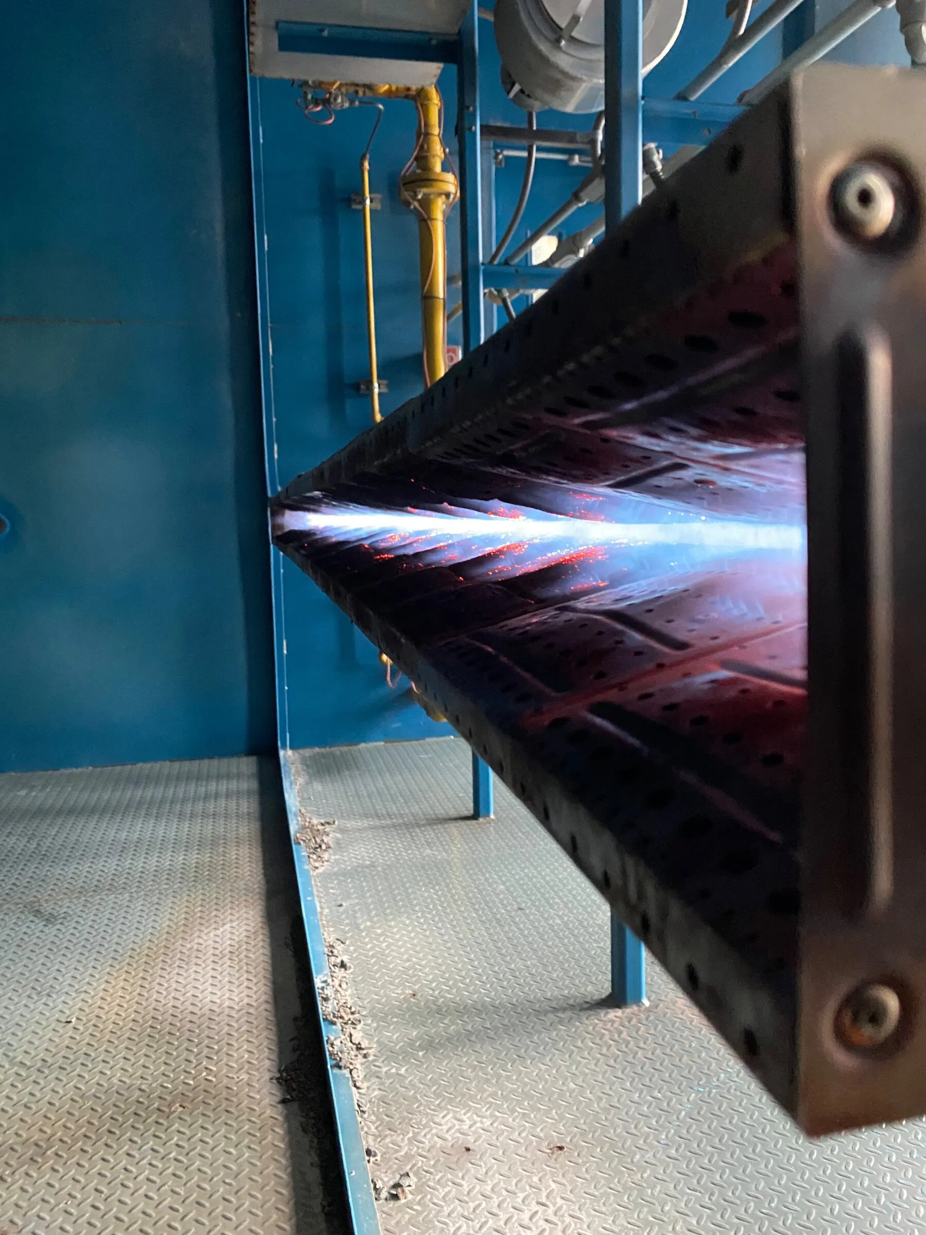 Rampe de brûleur en feu dans le plénum peint en bleu d’un réchauffeur d’air minier