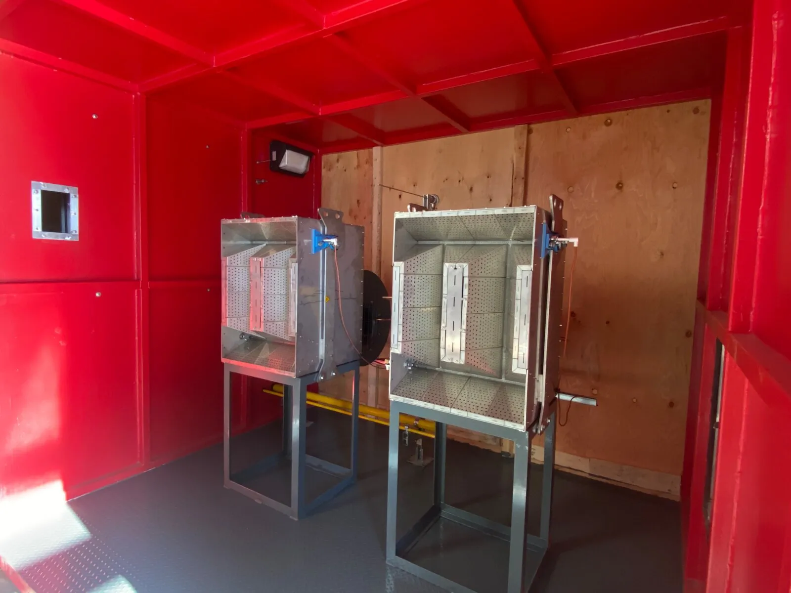 Deux ensembles brûleurs en acier inoxydable montés dans un appareil de chauffage industriel sur mesure