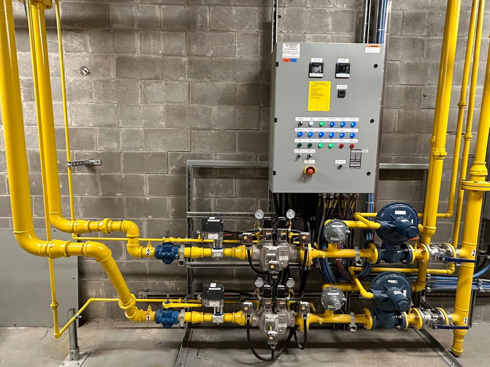 Panneau de système de gestion de brûleur et train de gaz installés sur un mur d’usine