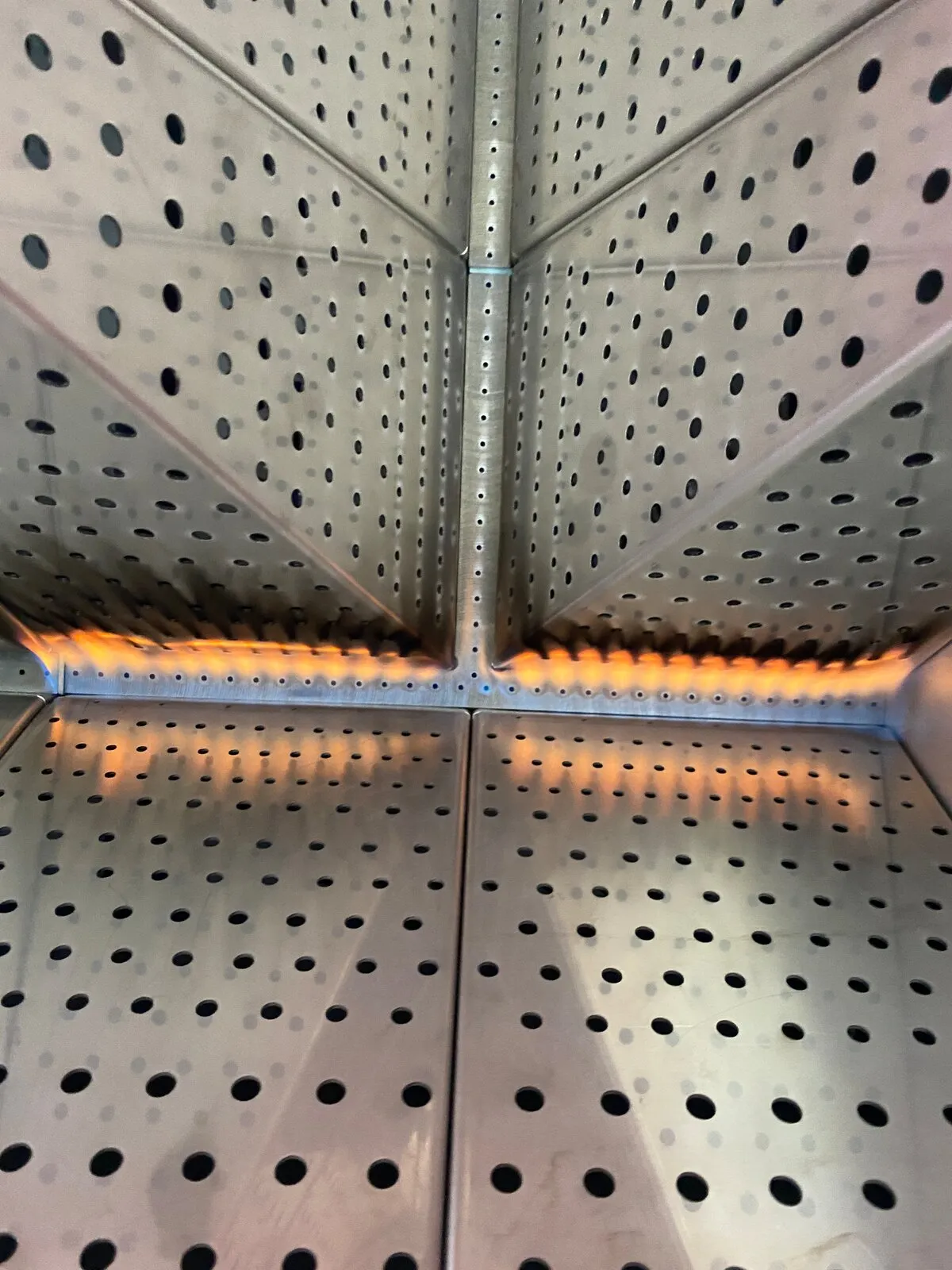 Orifices de brûleur incandescents dans le plénum perforé d’un appareil de chauffage de procédé sur mesure