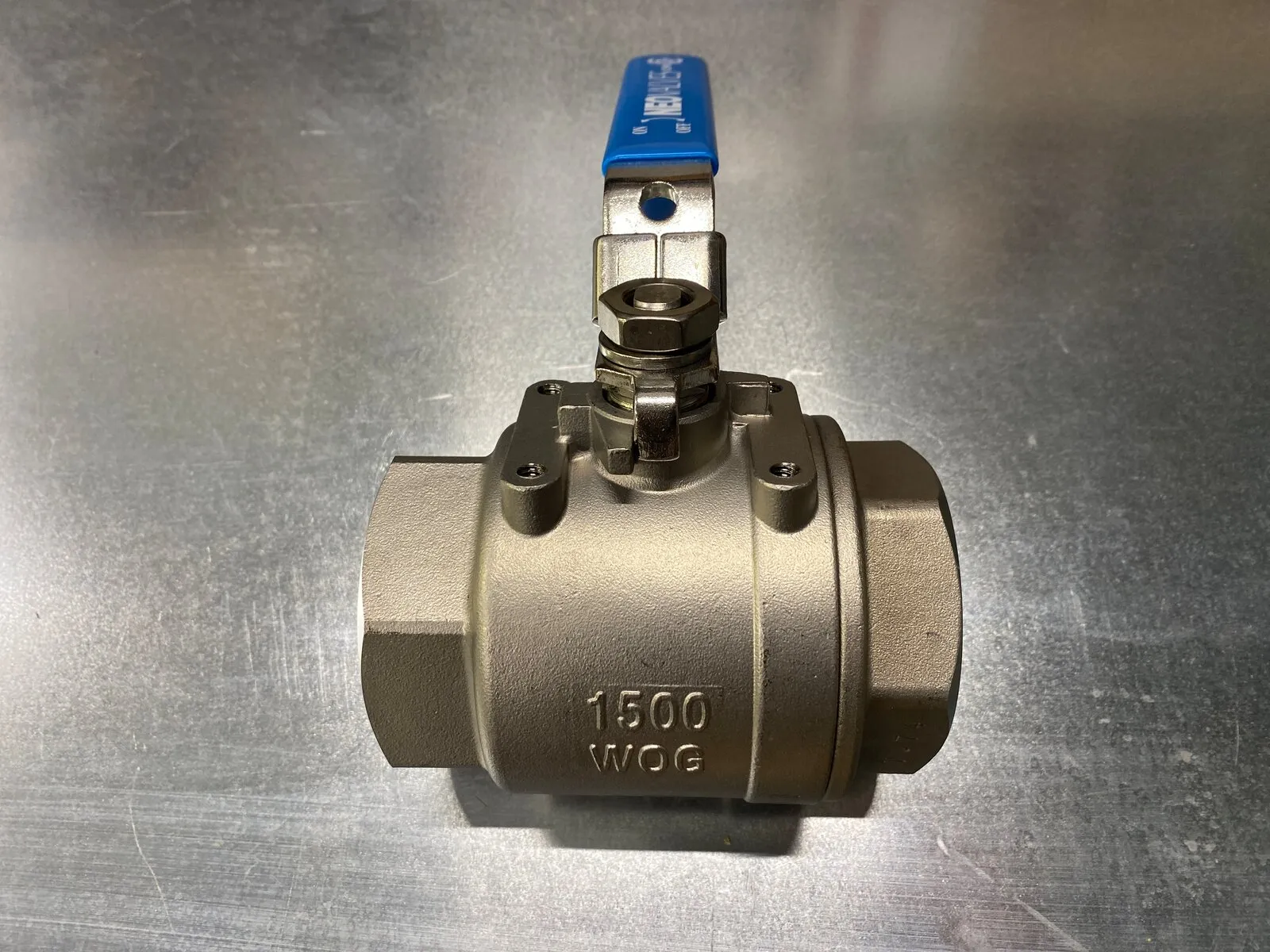 Robinet à bille en acier inoxydable 1500 WOG à poignée-levier bleue sur l’établi