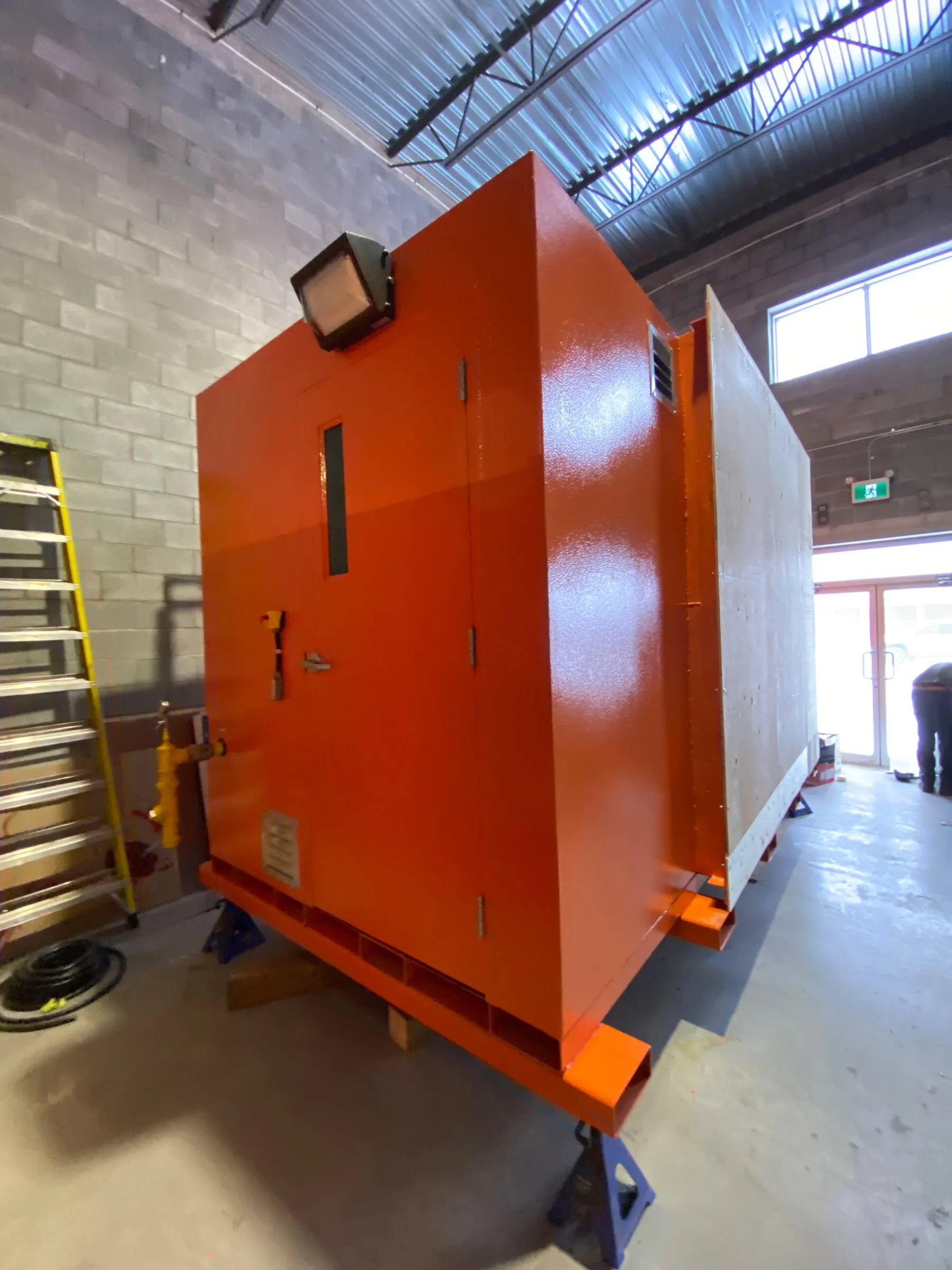 Réchauffeur d’air minier à feu direct dans l’atelier de BCE Combustion à Gatineau, partiellement mis en caisse pour l’expédition