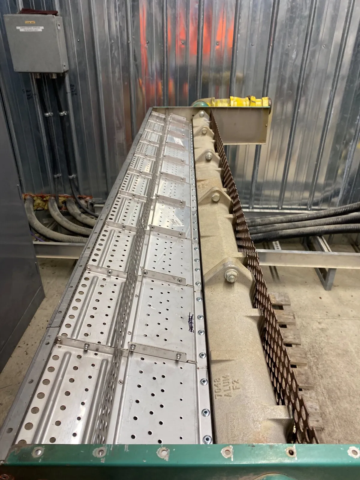 Rampe de brûleur en cours de remise à neuf sur site, dans un local à parement métallique