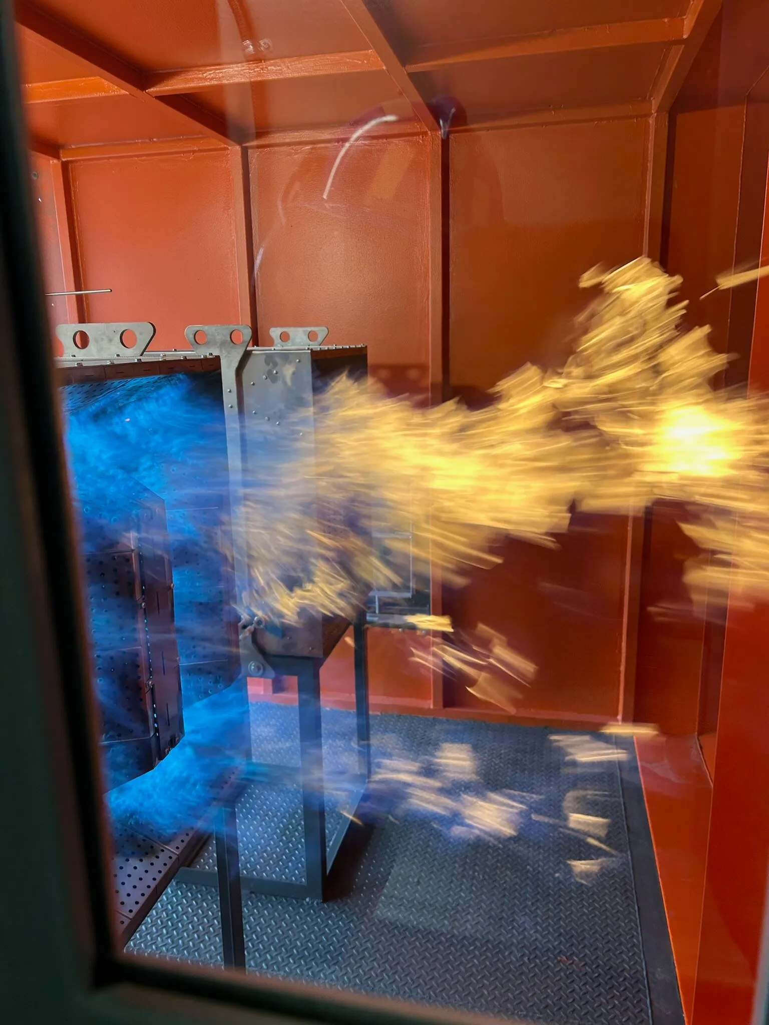 Flamme du brûleur vue par le regard d’inspection d’un réchauffeur d’air minier