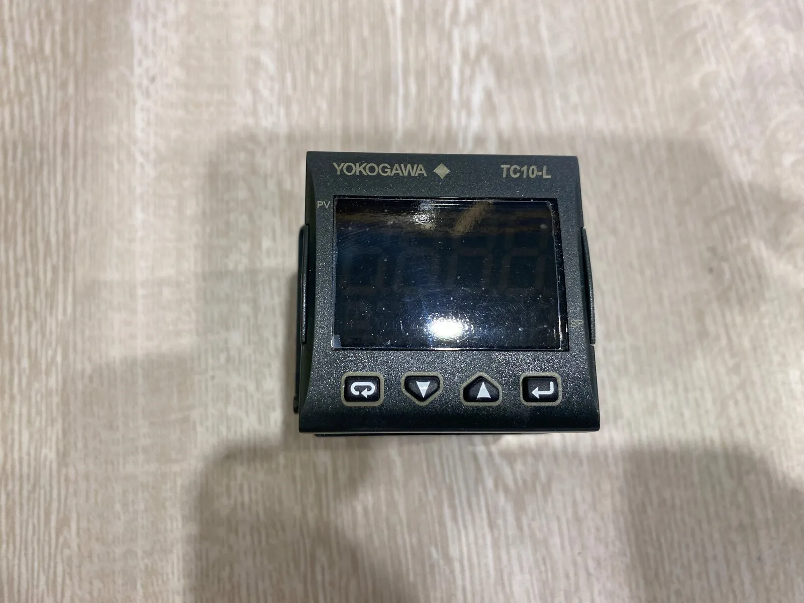 Régulateur de température Yokogawa TC10-L pour montage en panneau, face vers le haut sur l’établi
