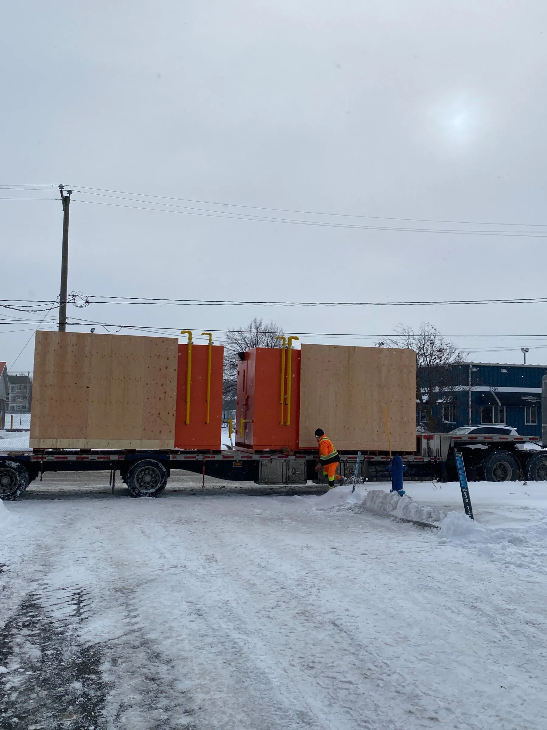 Deux réchauffeurs d’air miniers en caisse chargés sur une plateforme de camion pour une livraison en hiver